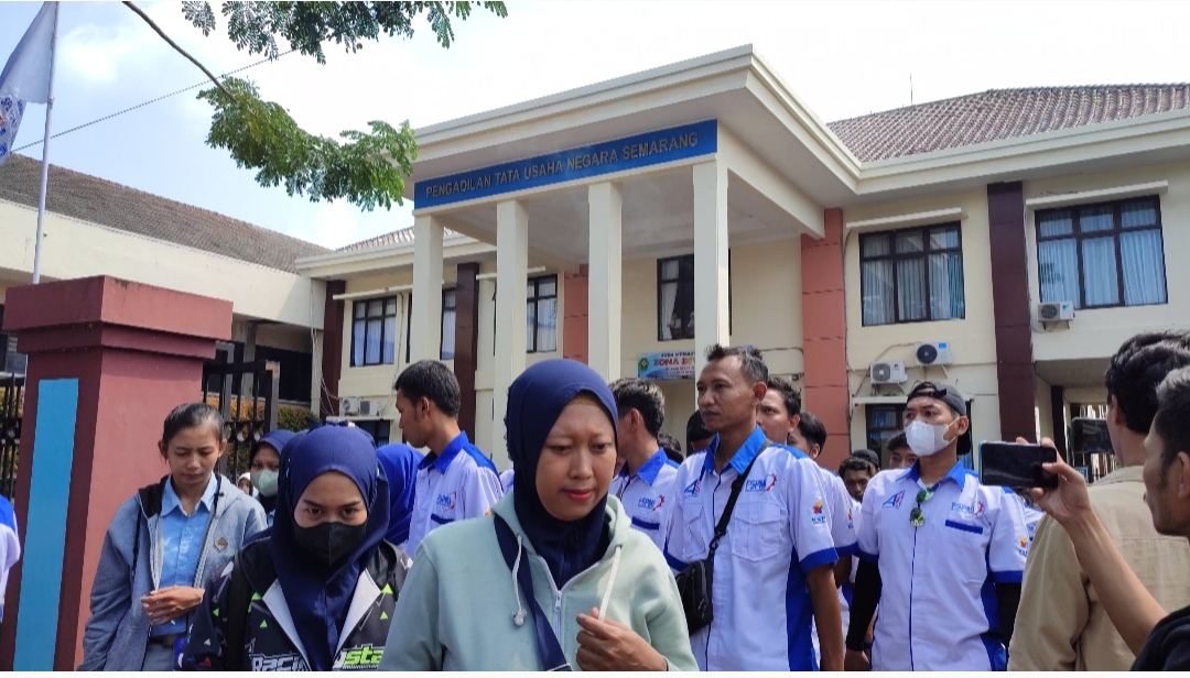 Buruh dari berbagai asosiasi di Jateng melakukan unjuk rasa di Pengadilan Tata Usaha Negara mengawal sidang gugatan Apindo tentang UMK 2024, Rabu (12/6/2024)