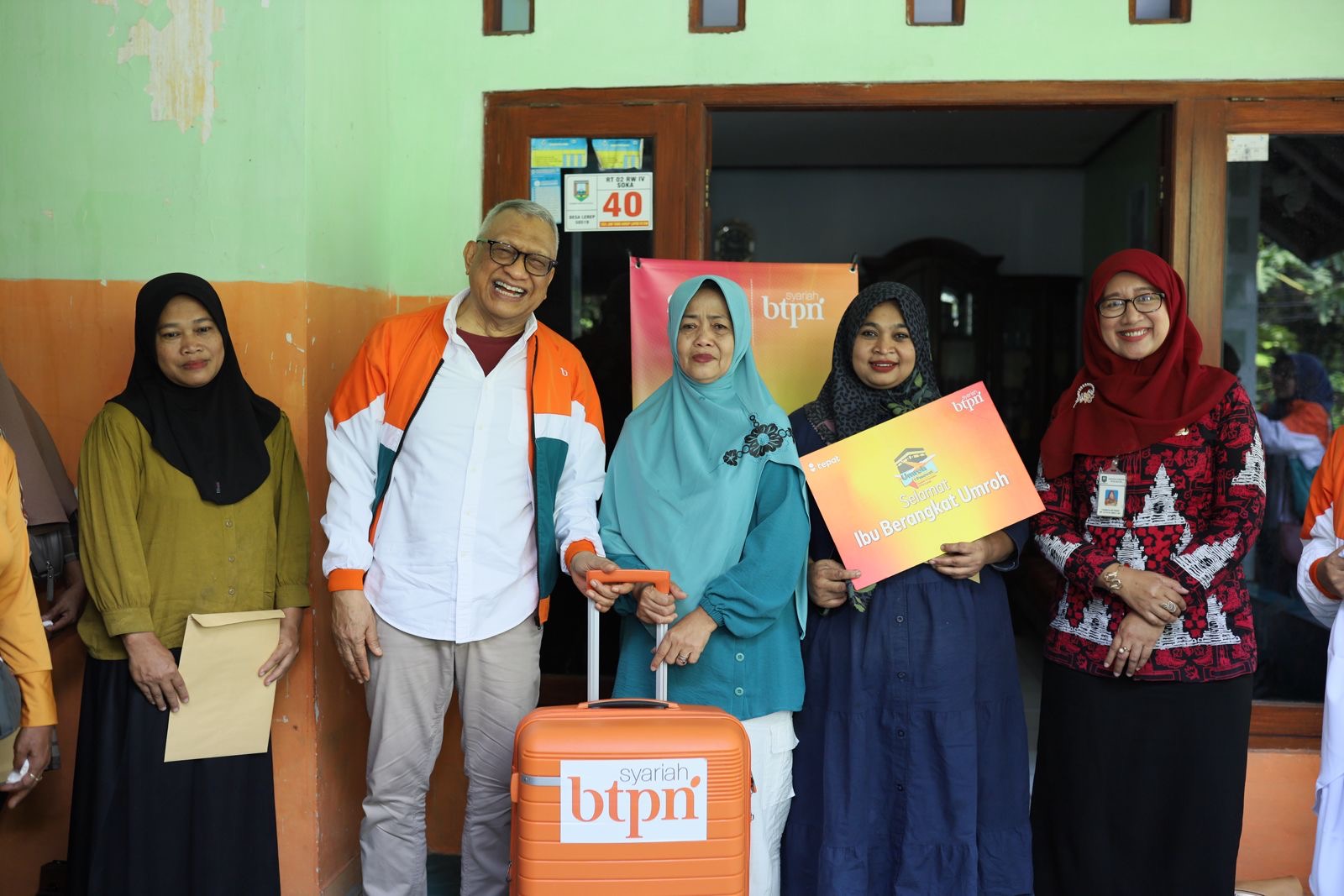 Sekretaris Kecamatan Ungaran Barat Edy Wuryanto bangga tujuh warga di Desa Lerep, Kecamatan Ungaran Barat, Kabupaten Semarang berangkat umrah gratis karena disiplin ikut kumpulan BTPN Syariah.