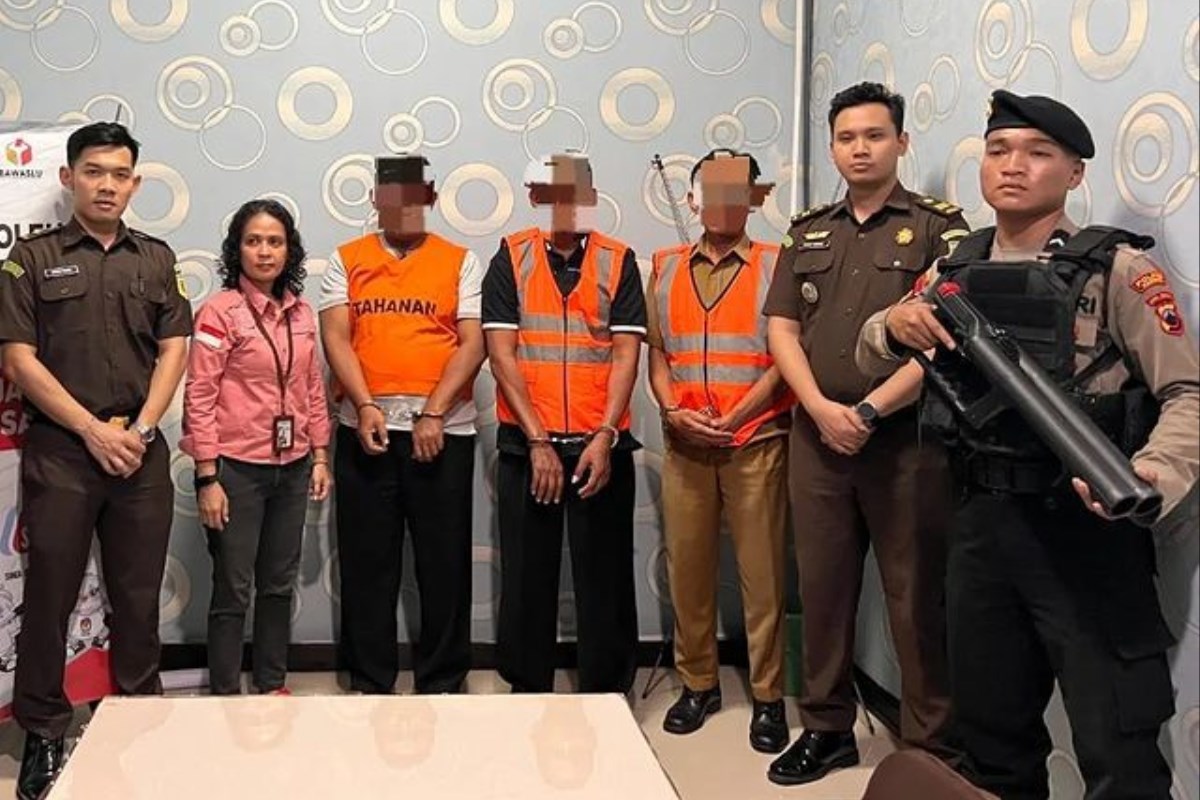 Kejaksaan Negeri Kendal saat melakukan penahanan terhadap tersangka kasus tukar guling tanah kas desa Botomulyo.