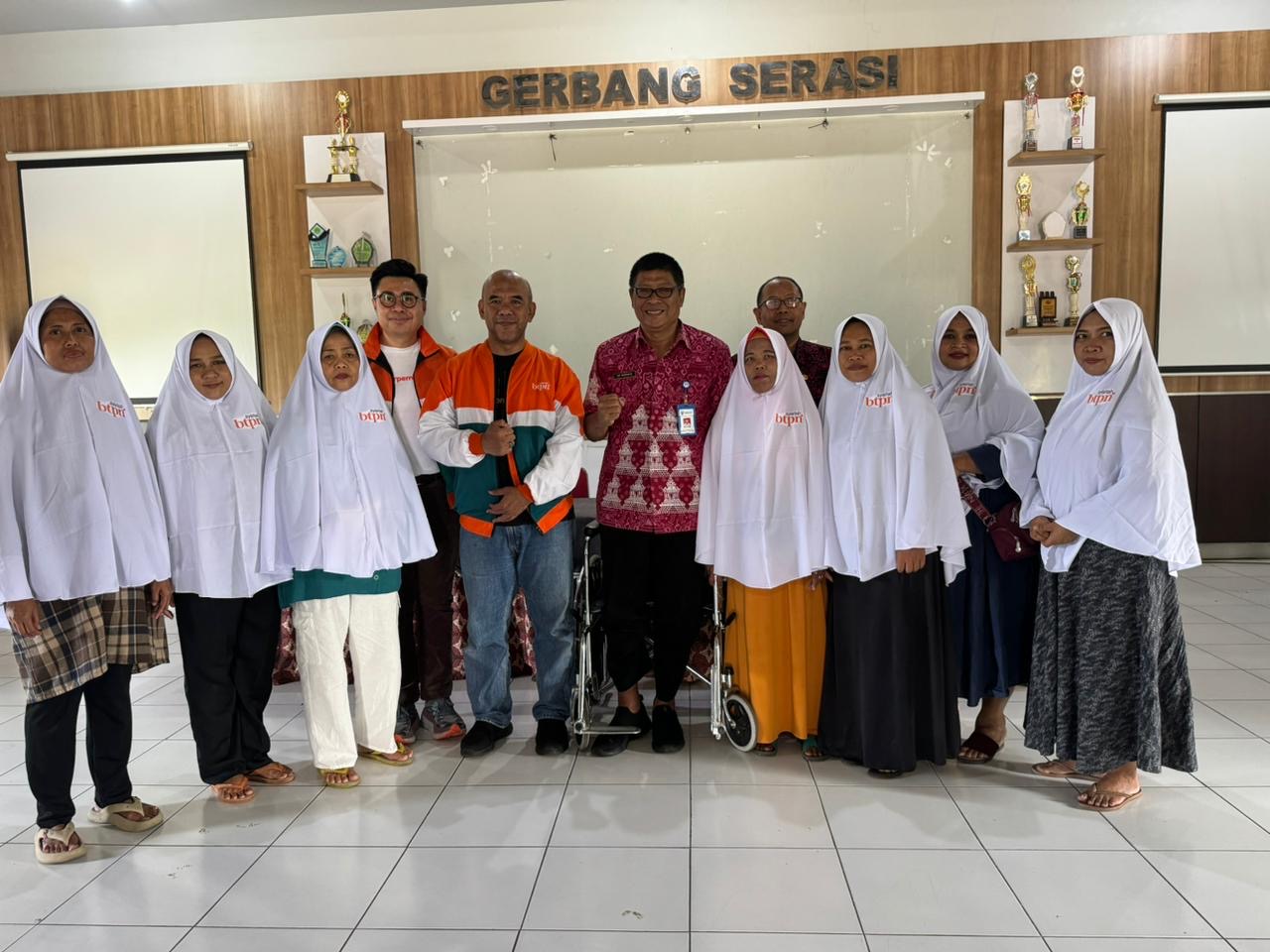 Sekretaris Kecamatan Ungaran Barat Edy Wuryanto bangga tujuh warga di Desa Lerep, Kecamatan Ungaran Barat, Kabupaten Semarang berangkat umrah gratis karena disiplin ikut kumpulan BTPN Syariah.