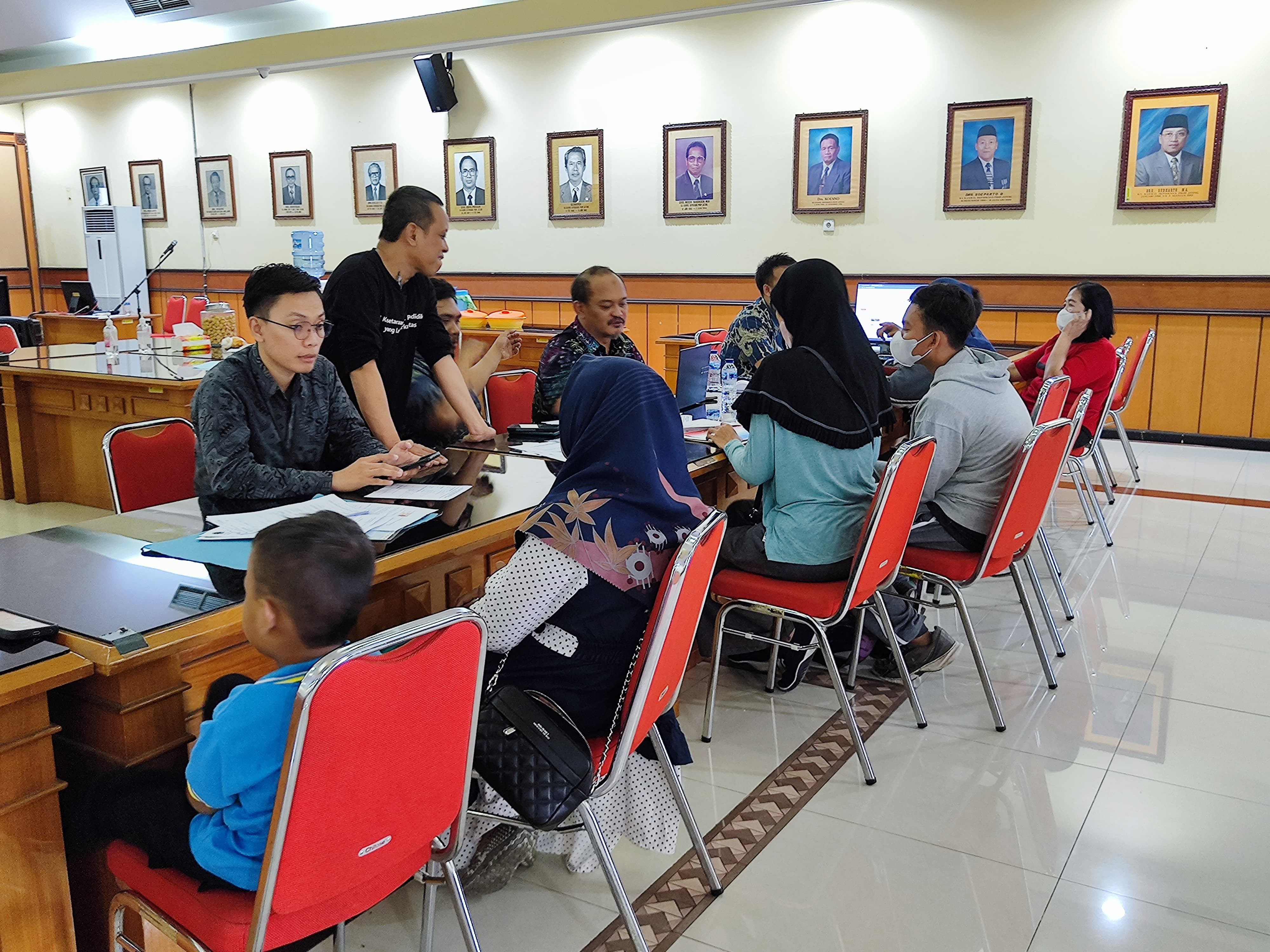 Calon Peserta  Didik (CPD) didampingi orang tua melakukan konsultasi ke Posko Aduan di Kantor Disdik Jateng.