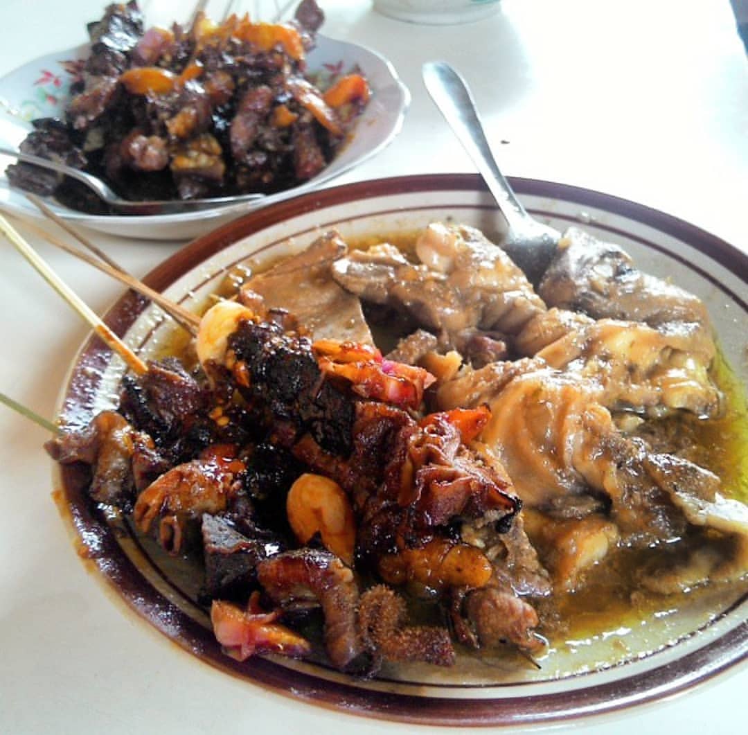 Tampilan satu porsi Petis Runting ditemani dengan sate kambing bakar