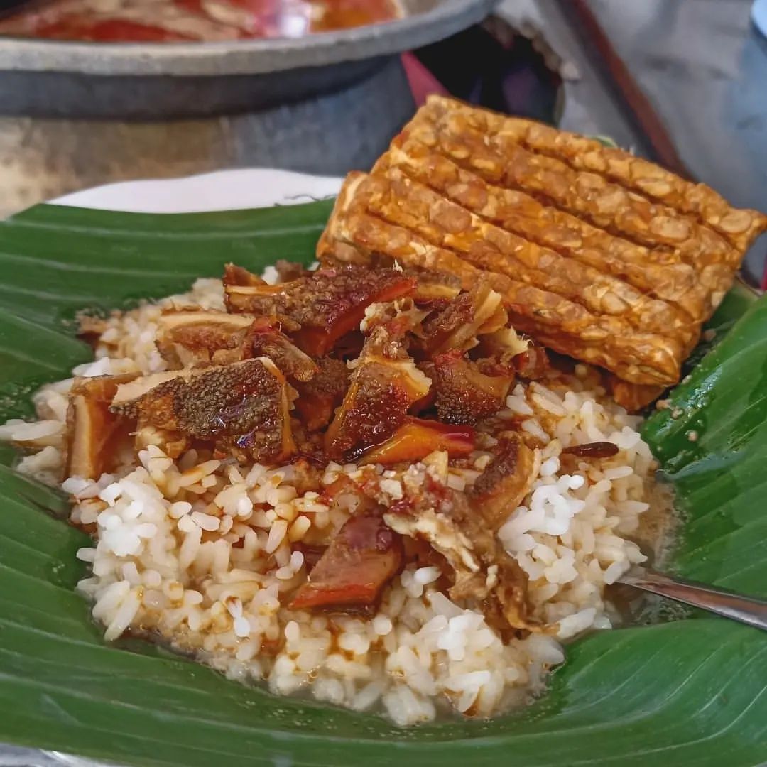 Satu porsi Nasi Gandul dengan side dish tempe goreng