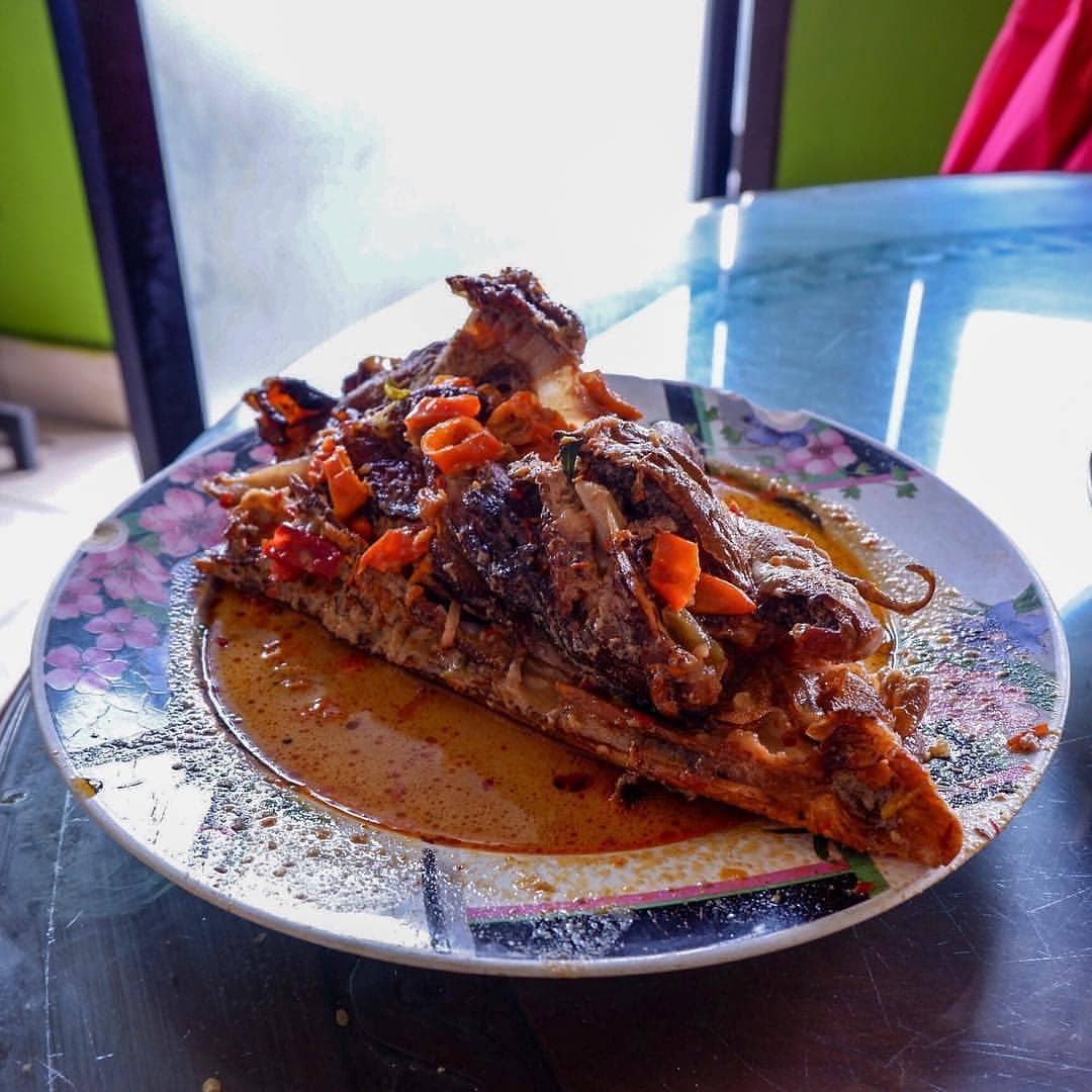 Satu porsi ndas manyung atau mangut kepala ikan manyung