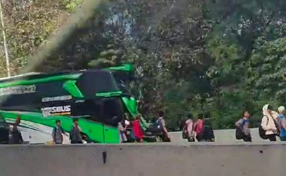 Kecelakaan melibatkan bus wisata dengan truk di turunan jalan tol Tembalang, dalam Kota Semarang, Kamis (13/6/2024) sekitar pukul 09.00.