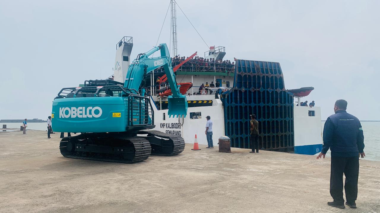 Kapal KMP Kalibdori didorong alat berat akibat mengalami kandas saat akan berlayar dari Pelabuhan Kendal tujuan Kumai Kalimatan Tengah. BUDI SETIYAWAN/JAWA POS RADAR SEMARANG