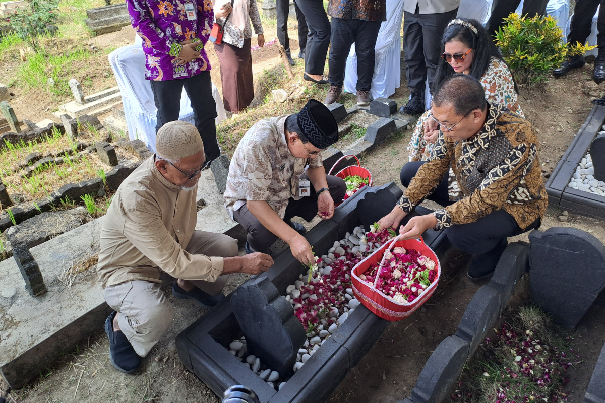 Wakil Wali Kota Surakarta Teguh Prakosa bersama rombongan Forkopimda Kota Surakarta mengunjungi Kota Magelang pada Kamis (13/6), di Kampung Trunan. (Rofiq Syarif/Jawa Pos Radar Semarang)
