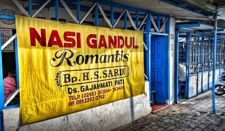 Salah satu warung nasi gandul yang ada di Desa Gajahmati, Pati