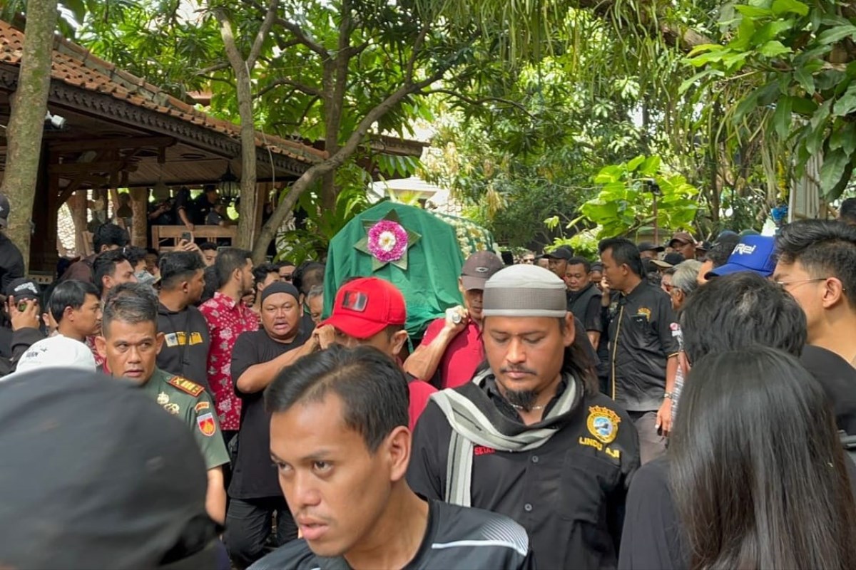Ribuan Orang Antarkan Pemakaman Ikhwan Ubaidillah, Ketua Umum Lindu Aji di TPU Bergota Semarang. (M Hariyanto/Jawa Pos Radar Semarang)