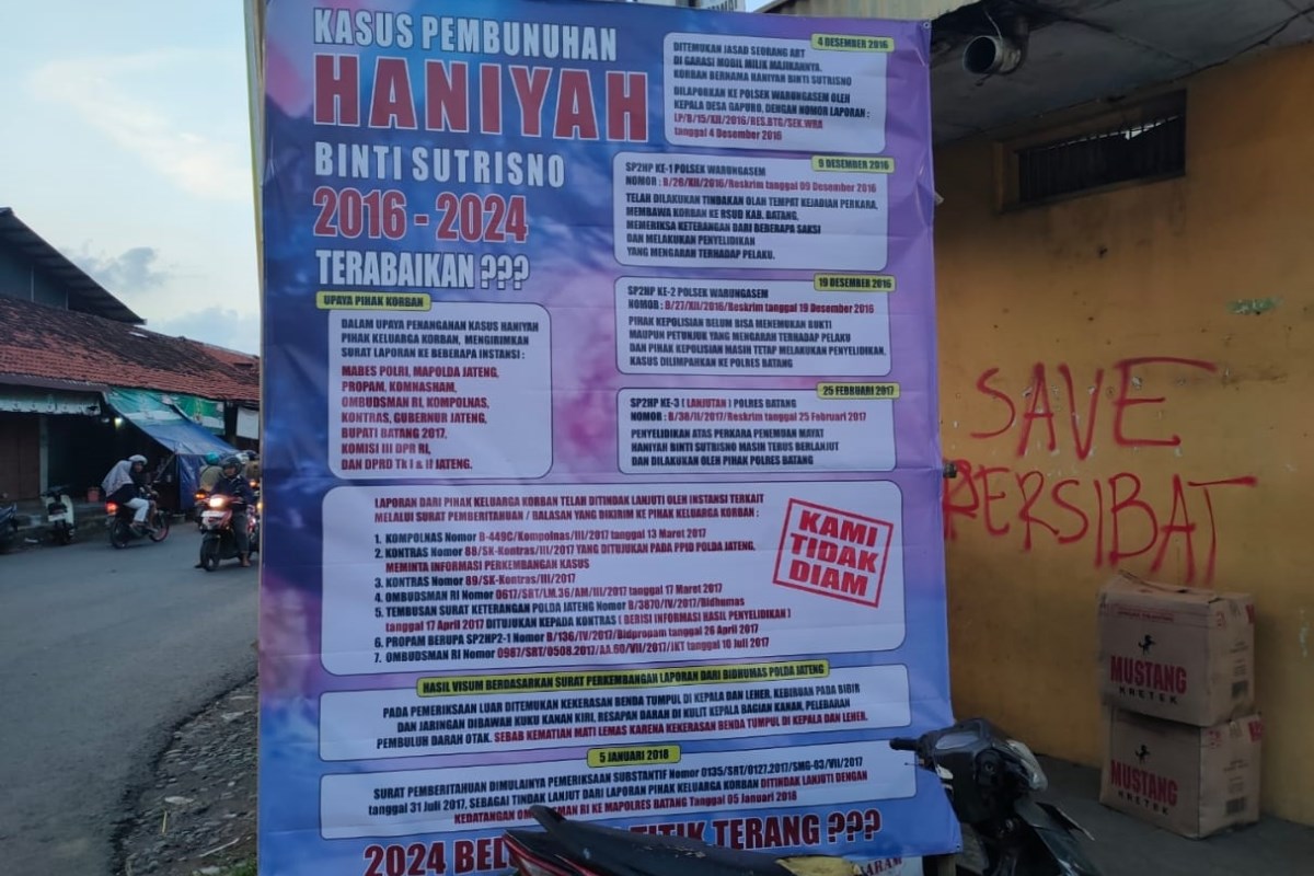 Baliho di pertigaan jalan dekat Pasar Warungasem, Kecamatan Warungasem yang mempertanyakan kejelasan kasus Haniyah. (Riyan Fadli/Jawa Pos Radar Semarang)