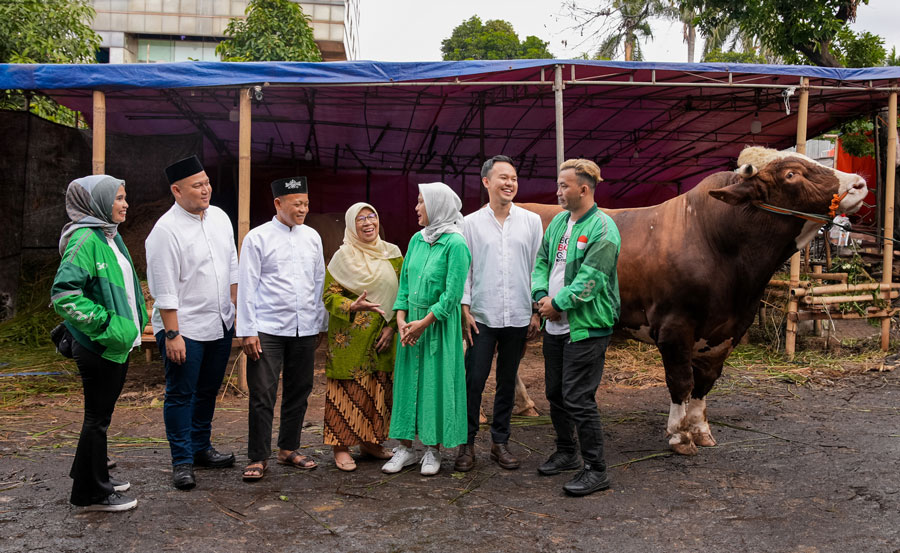 Dari kiri ke kanan: Saidah Anwar, Radhi Juniantino, Ustadz Muhajirin, Tri Lestari Masduki, Rivana Mezaya, Rizky Ardian Hidayat dan Almustajib.