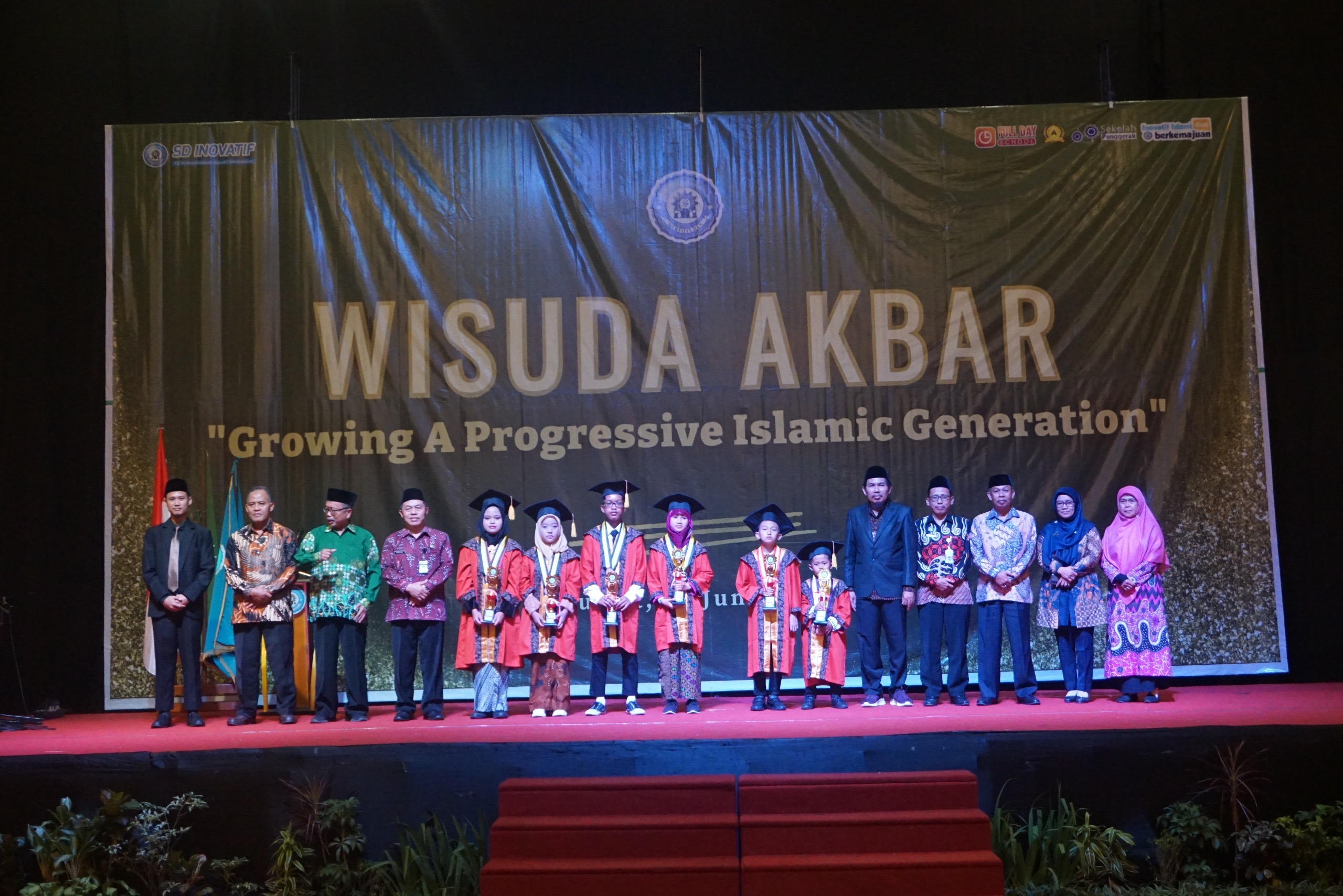 Wisuda Akbar SD Muhammadiyah Inovatif Mertoyudan tahun ajaran 2023/2024 berlangsung khidmat dan meriah di Semanggi Ballroom Grand Artos Hotel Magelang, Jumat (14/6).