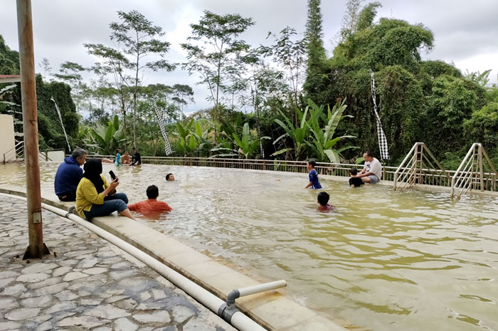 Destinasi wisata air Taman Rekreasi Kalianget di Wonosobo.