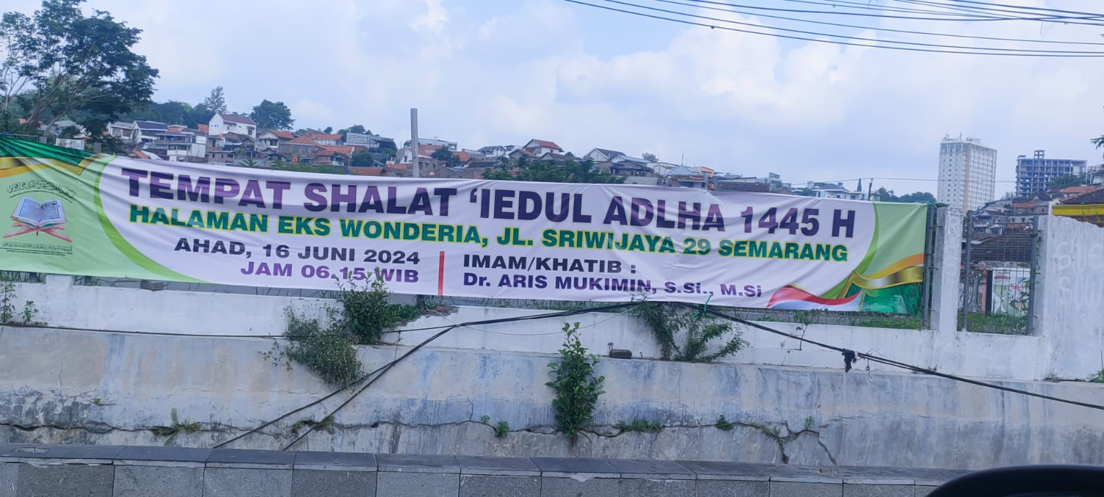 Baliho Salat Idul Adha di depan Eks Wonderia yang jatuh pada Minggu (16/6). FIGUR RONGGO WASSALIM/JAWA POS RADAR SEMARANG