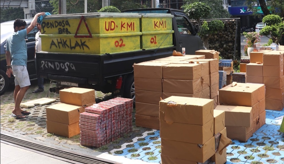 TERBONGKAR: Penyelundupan rokok ilegal dengan modus dikemas layaknya pengiriman ikan terboangkar. (Agus Hariyanto/Jawa Pos Radar Semarang)
