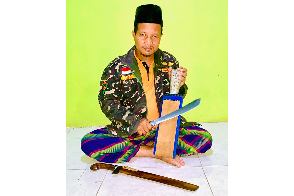 Anggota Banser Satkoryon Kaliwungu, Umar Faruk menunjukkan&nbsp; dua pisau khusus yang digunakannya untuk menyembelih hewan kurban. BUDI SETIYAWAN/JAWA POS RADAR SEMARANG