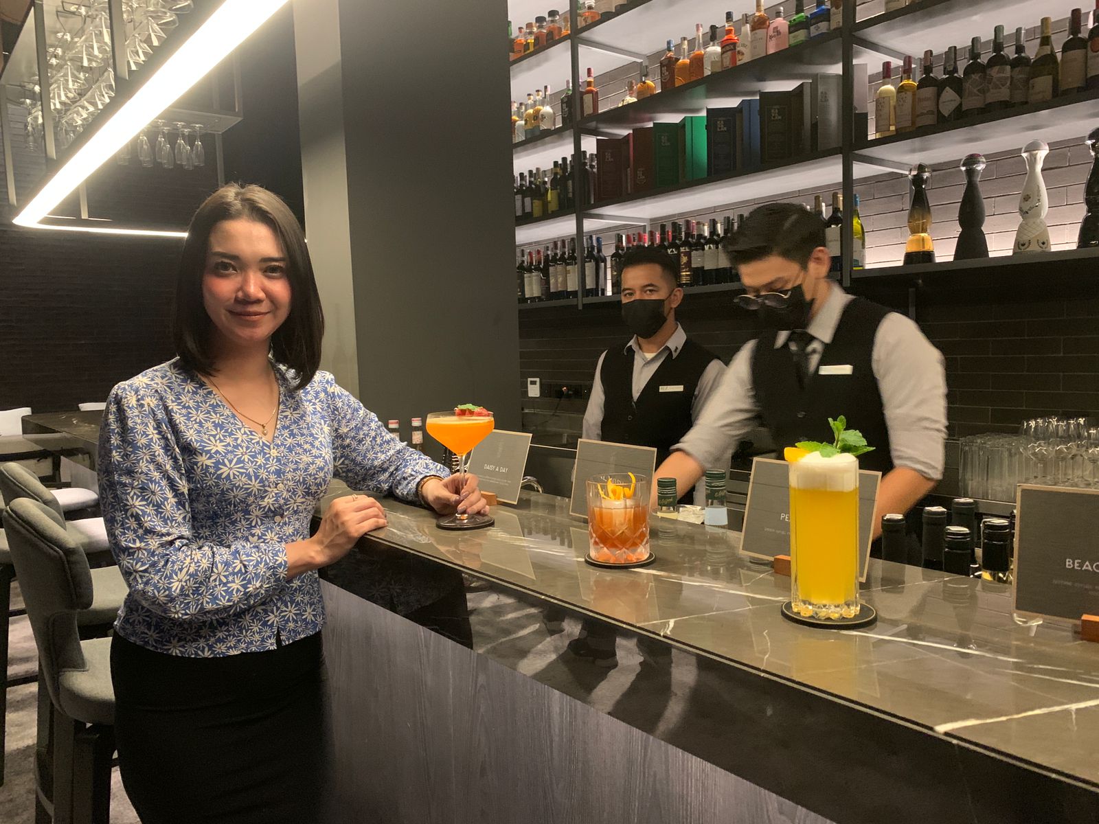Suasana nyaman dengan berbagai pilihan menu makanan dan minuman di REZtricted Rooftop Lounge. DEVI KHOFIFATUR RIZQI/ JAWA POS RADAR SEMARANG