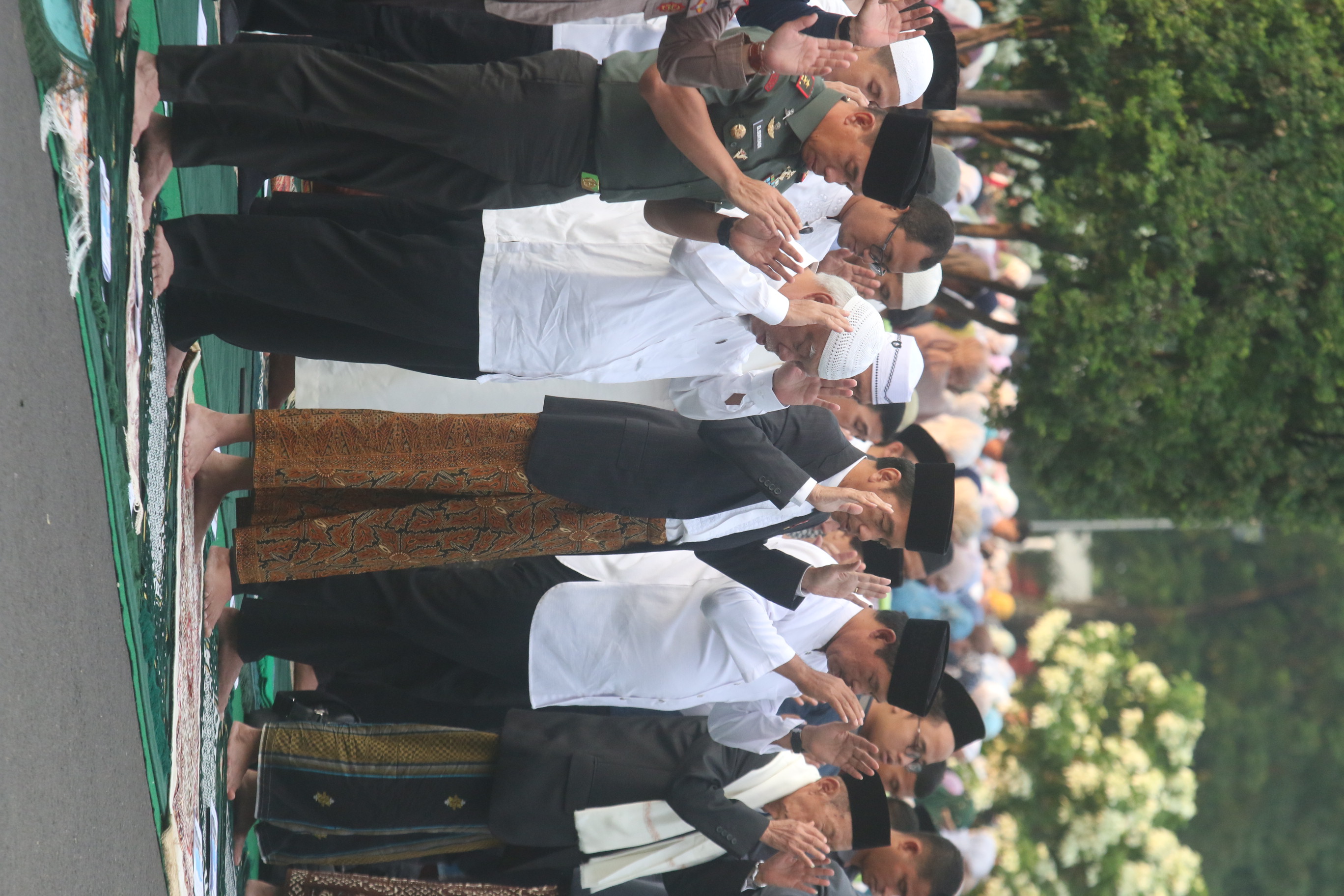 Jokowi Shalat Idul Adha di Masjid Baiturrahman Semarang. (Nurchamim/Jawa Pos Radar Semarang)