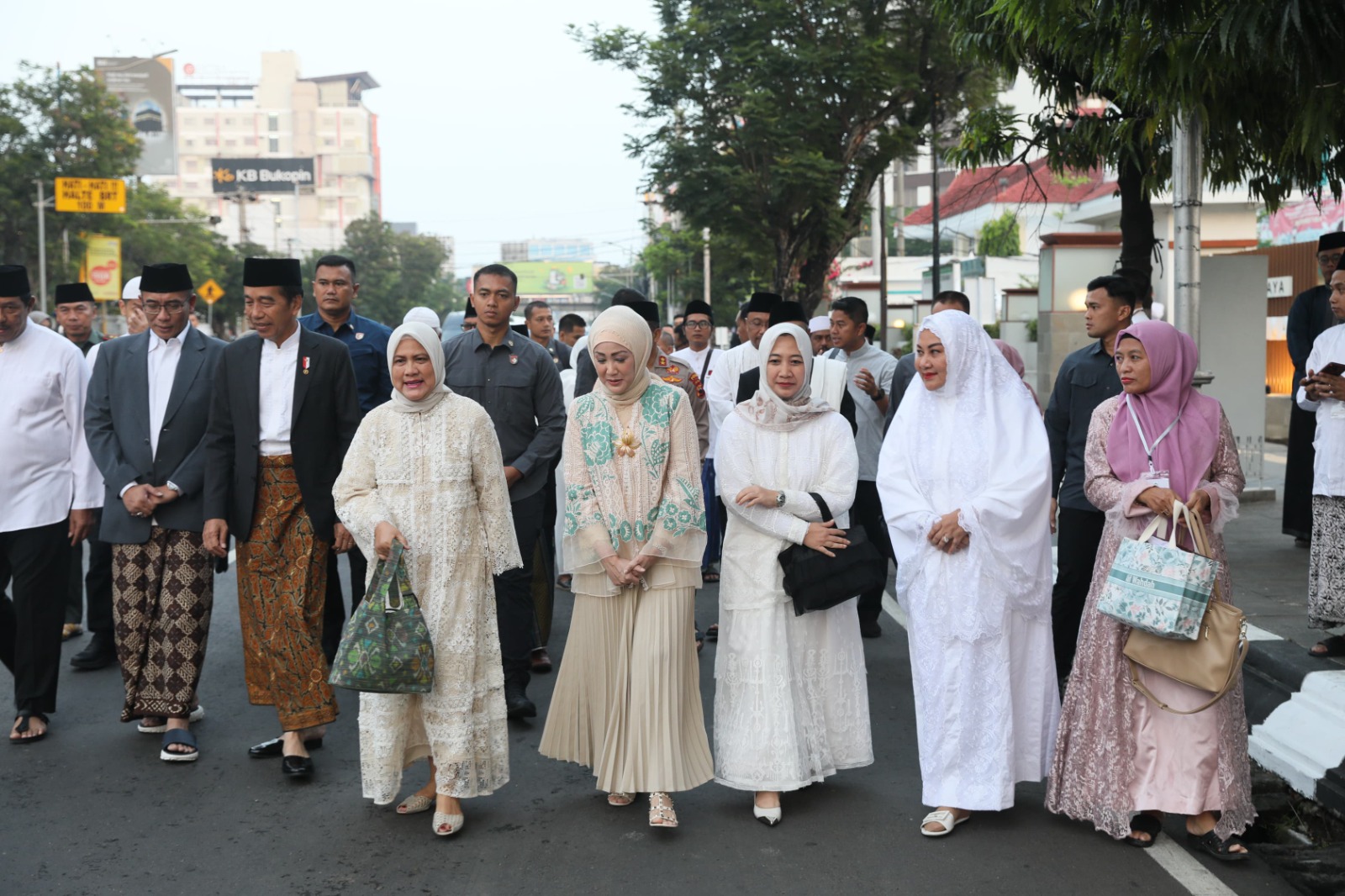 Presiden RI Joko Widodo (Jokowi) mengikuti Sholat Idul Adha di Simpanglima, Kota Semarang, pada Senin (17/6).