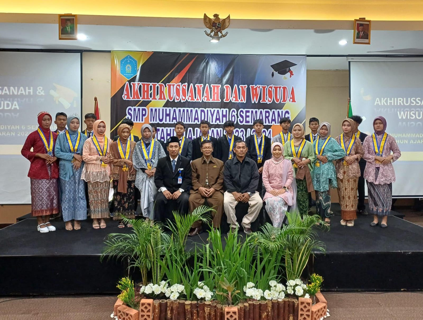 Momen kelulusan siswa SMP Muhammadiyah 6 Semarang mengukir banyak prestasi membanggakan. DEVI KHOFIFATUR RIZQI/ JAWA POS RADAR SEMARANG