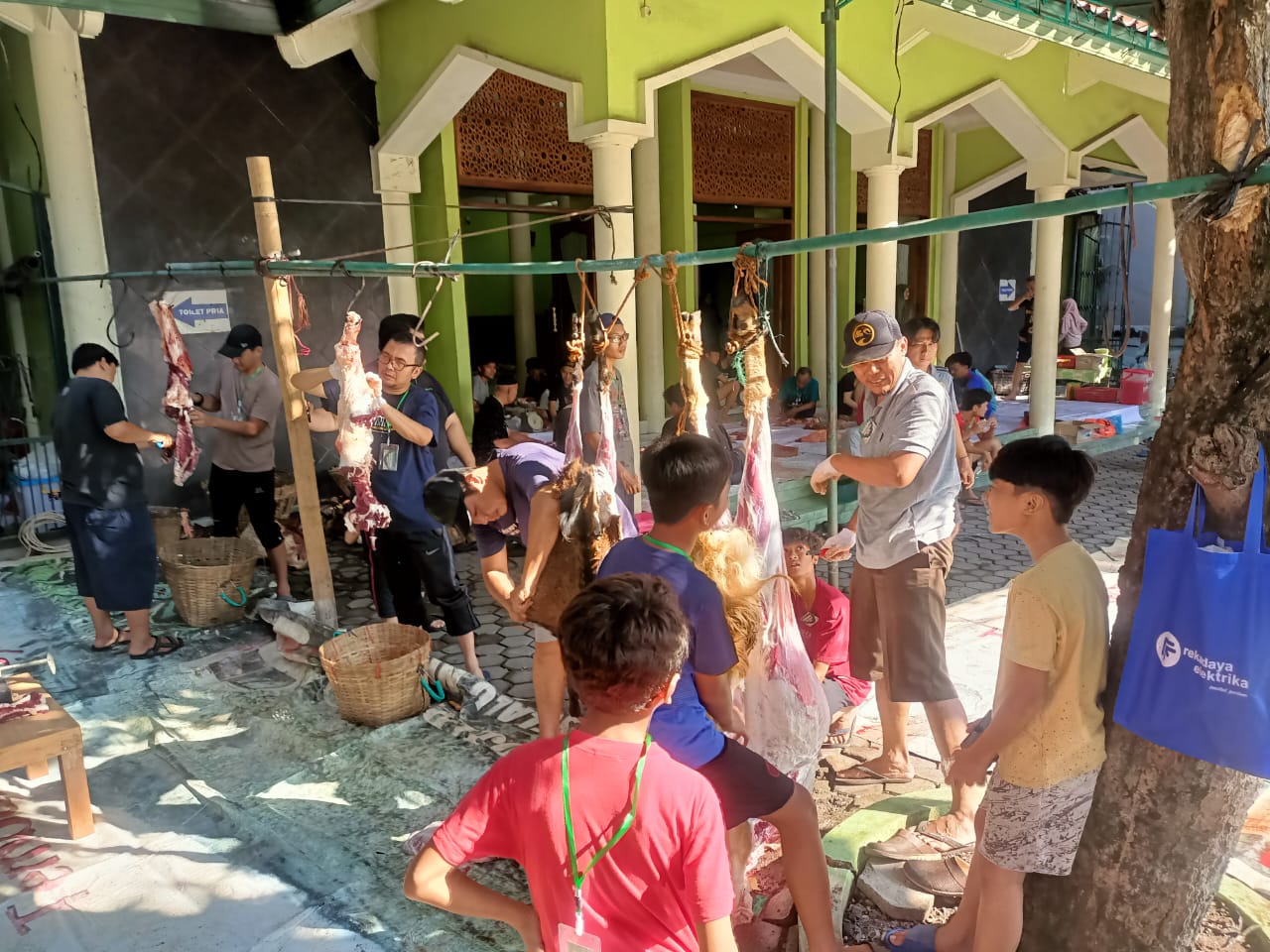 Prosesi penyembelihan hewan kurban oleh Dewan Pimpinan Daerah (DPD) LDII Kota Semarang, Senin (17/6). FIGUR RONGGO WASSALIM/JAWA POS RADAR SEMARANG