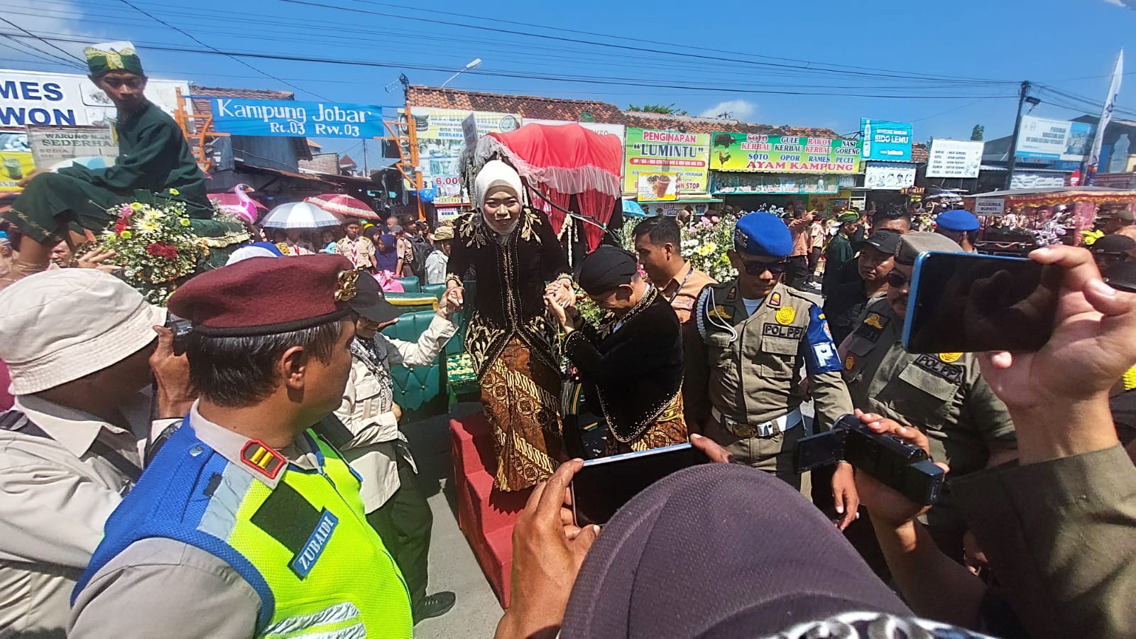 Bupati Demak dr Eistianah turun dari kereta kencana setelah sampai di depan pintu gerbang Kadilangu. (Wahibpribadi)