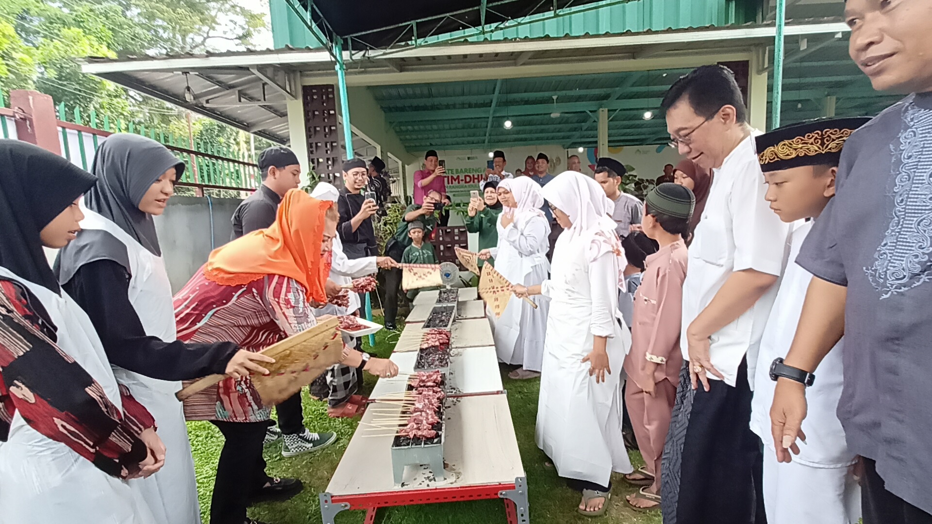 NYATE BARENG : Wali Kota Semarang, Hevearita Gunaryanti Rahayu ketika nyate bareng bersama anak-anak panti asuhan di Yayasan Daigi Kecamatan Gunungpati, Senin (17/6)