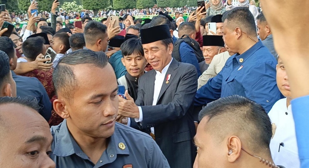 IDOLA: Presiden Jokowi saat melayani warga foto bersama usai salat Ied di Masjid Baiturrahman, Senin (17/6).