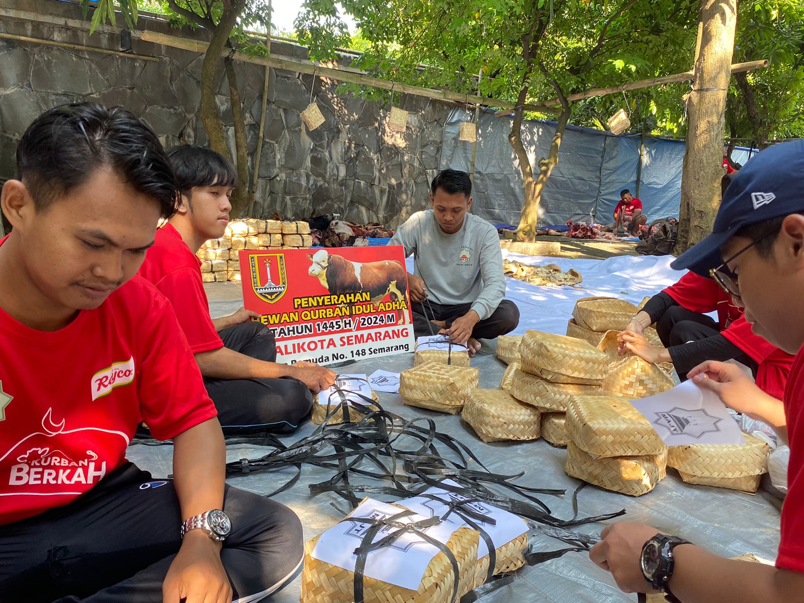 Penggunaan bahan non-plastik untuk pembagian daging kurban di beberapa wilayah di Kota Semarang saat Hari Raya Idul Adha 1445 Hijriah.