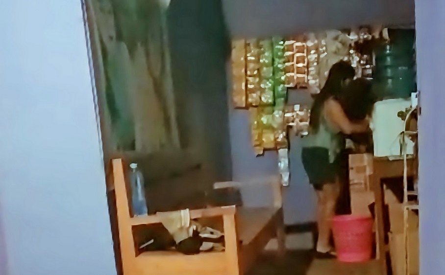 TAWARKAN LAYANAN : Warung remang-remang ini dihuni perempuan berpakaian seksi dan menawarkan layanan plus-plus.