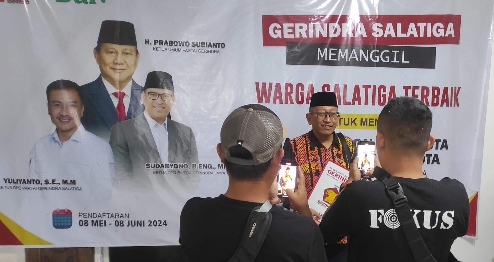 Bakal calon Wali Kota Salatiga Sinoeng N Rachmadi menjadi orang ke-13 yang mengambil formulir pendaftaran di DPC Gerindra. (Dhinar Sasongko/Jawa Pos Radar Semarang)