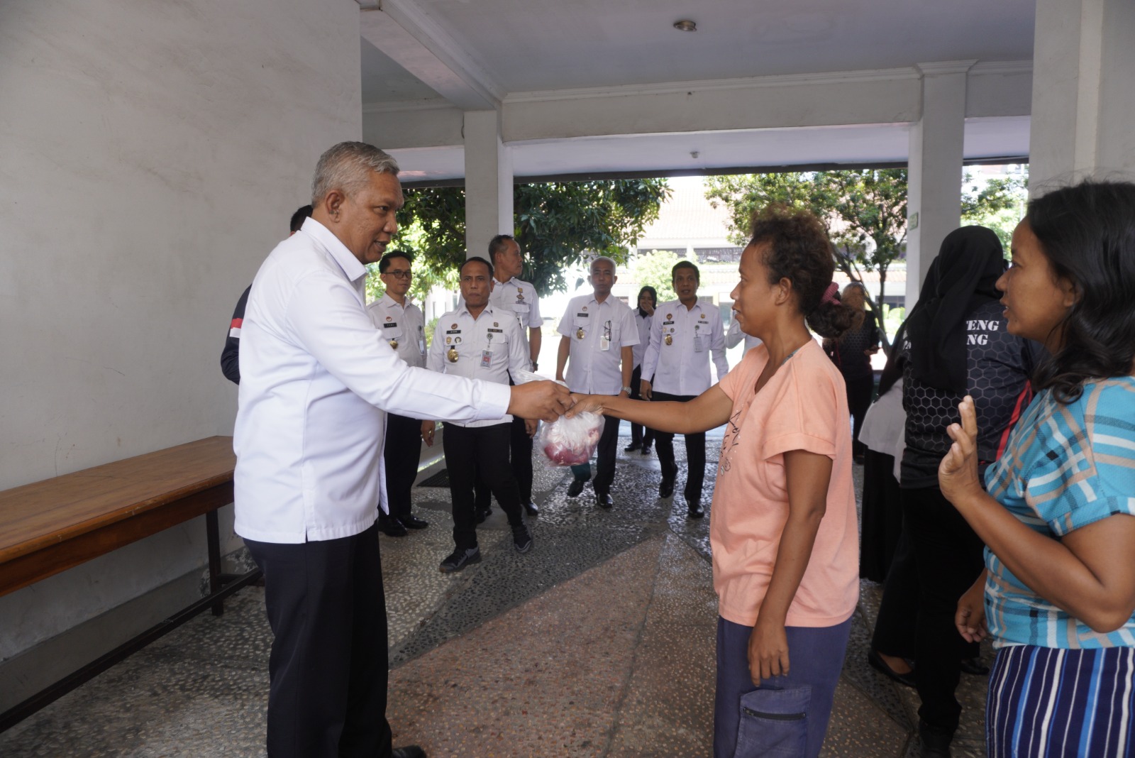 Kakanwil Kemenkumham Jateng Tejo Harwanto memberikan daging qurban pada masyarakat, Rabu (19/6/2024).