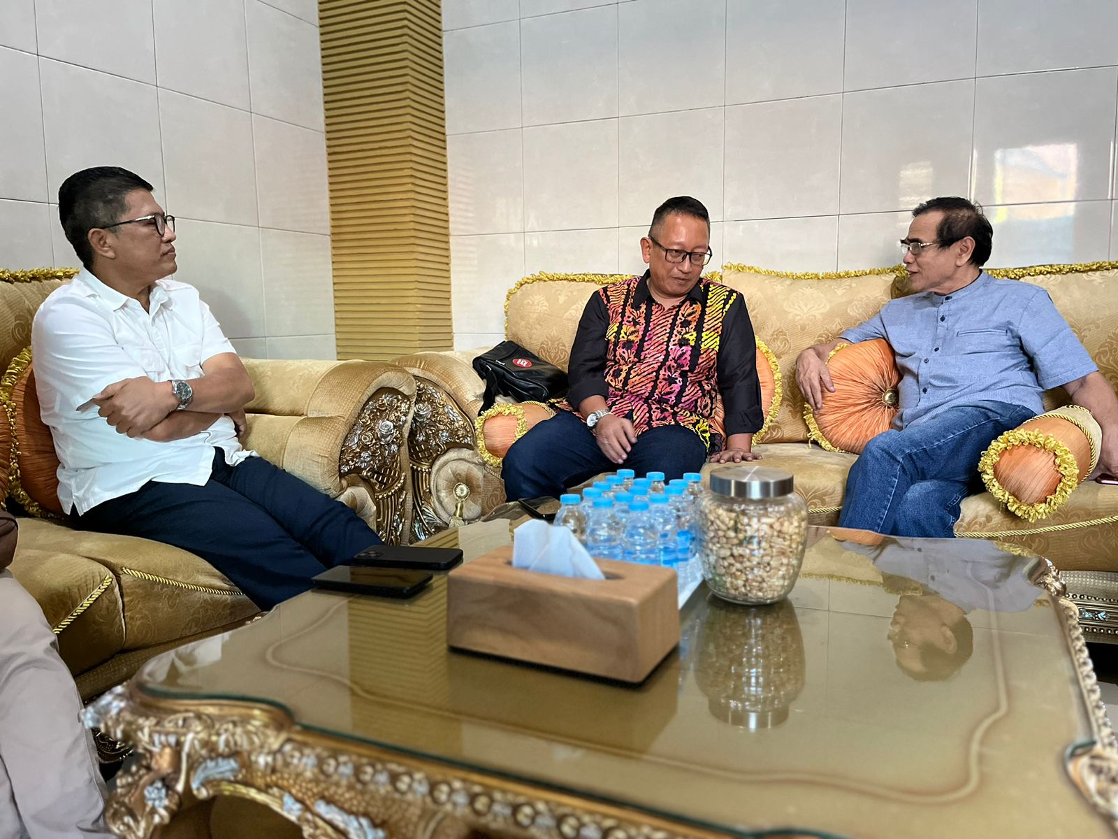 Sinoeng dan Thomas Suyanto bertemu saat bersilaturahmi ke kediaman Prof Haryoko, yang merupakan ketua umum Sinar Terang Sejahtera. (Dhinar Sasongko