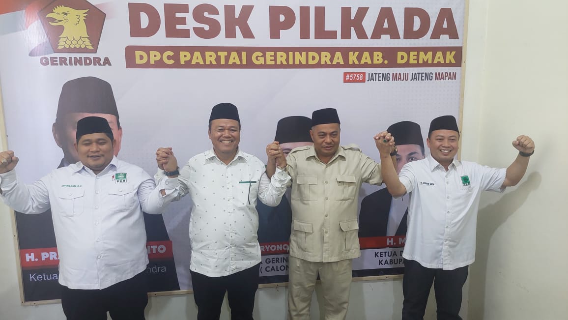 Ketua DPC PKB H Zayinul Fata dan Ketua DPC Partai Gerindra H Maskuri bersama Bakal Cabup Edi Sayudi dalam pertemuan koalisi di Kantor Gerindra kemarin. (Wahibpribadi)