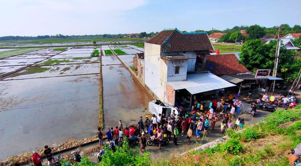 JADI TONTONAN: Kecelakaan tunggal yang terjadi di Jalan Arteri Weleri, Desa Tratemulyo, dikerumuni warga, Selasa (18/6).