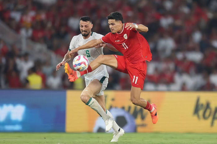 Ragnar Oratmangoen (merah/11), pemain naturalisasi yang telah bermain untuk Timnas Indonesia.