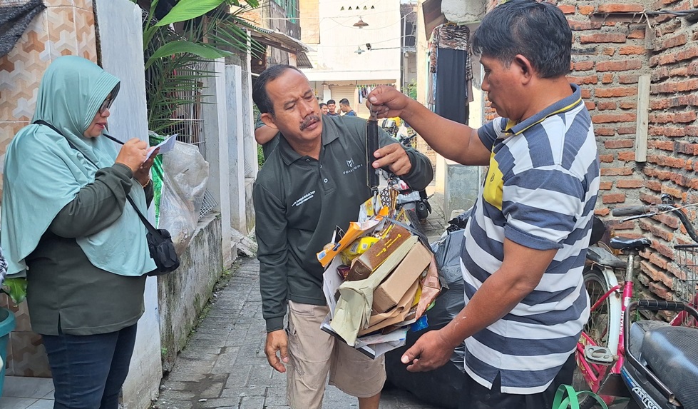 TIMBANG SAMPAH : Warga RW 07 Kelurahan Tambakrejo menyetorkan sampah untuk dikelola bank sampah.