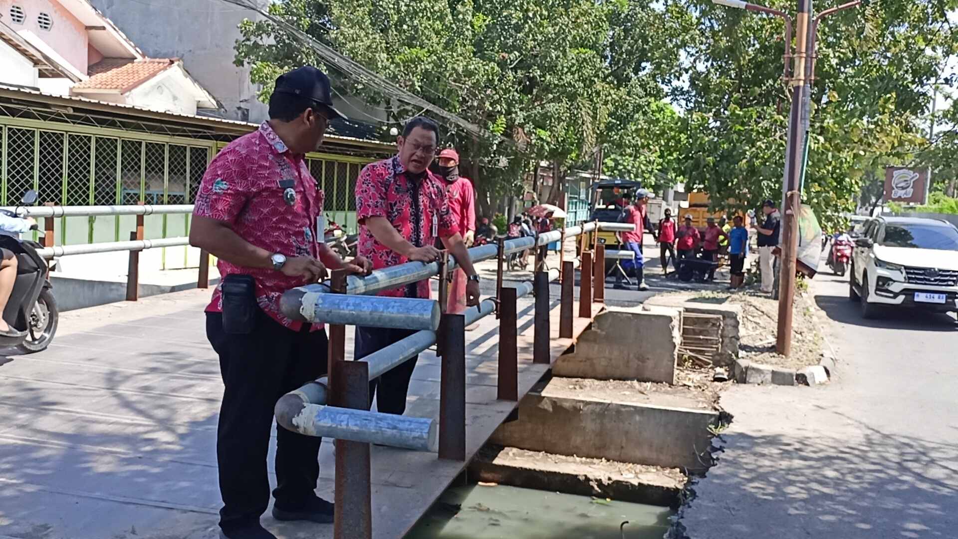 DIBANGUN PERMANEN : DPU Kota Semarang ketika melakukan survei pembangunan Jembatan Nogososro yang akan dilakukan dalam waktu dekat.