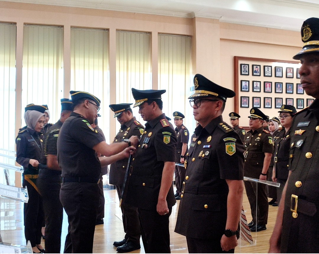 Kepala Kejati Jateng Ponco Hartanto saat melantik 11 Kajari dan tiga pejabat Kejati Jateng, Kamis (20/6/2024).