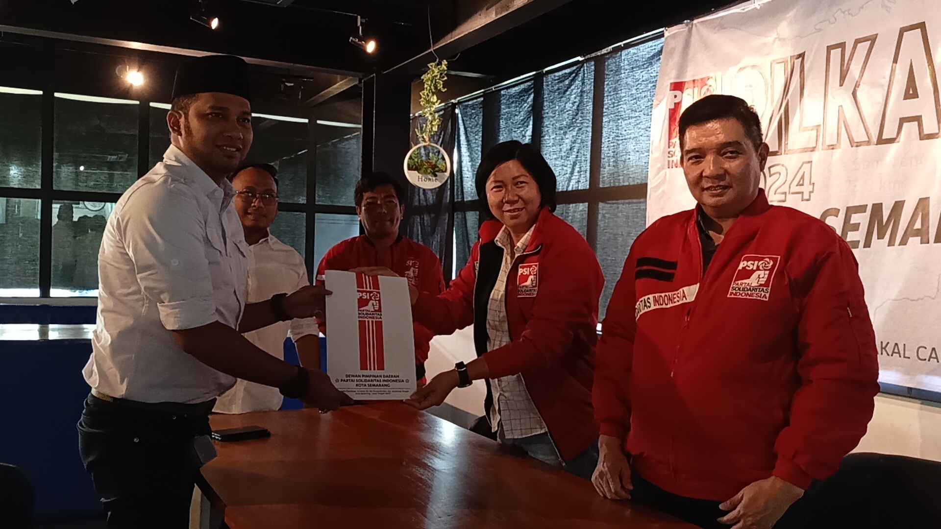 RAMAIKAN BURSA : Mantan putra Wali Kota Semarang, Soemarmo HS, Juan Rama mendaftar cawawali ke DPD PSI Kota Semarang, Kamis (20/6)