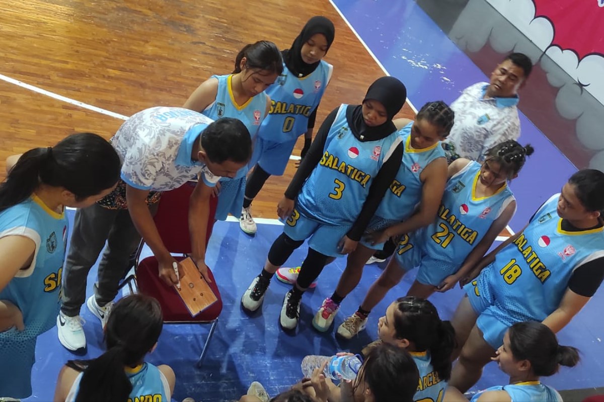 Tim basket putri Salatiga yang berlaga di Popda Jateng 2024 gagal mencuri kemenangan dari tim Solo. (Dhinar Sasongko/Jawa Pos Radar Semarang)