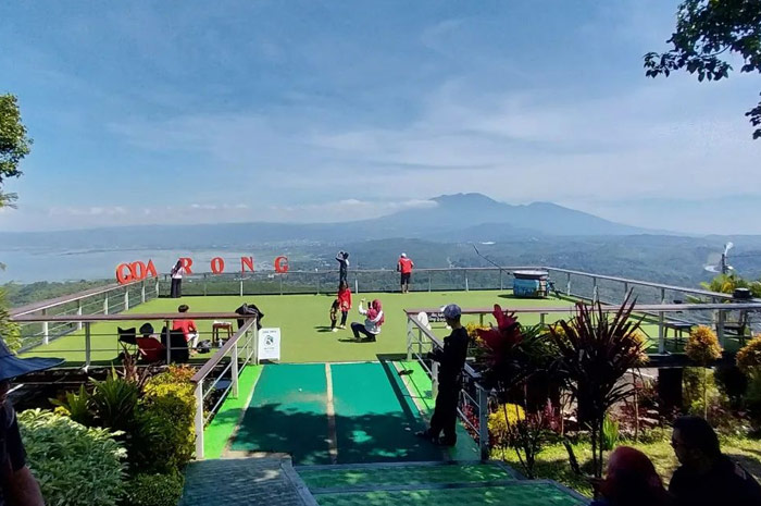 Wisata alam Goa Rong View menawarkan daya tarik bernuansa unik serasa berada di atas awan.