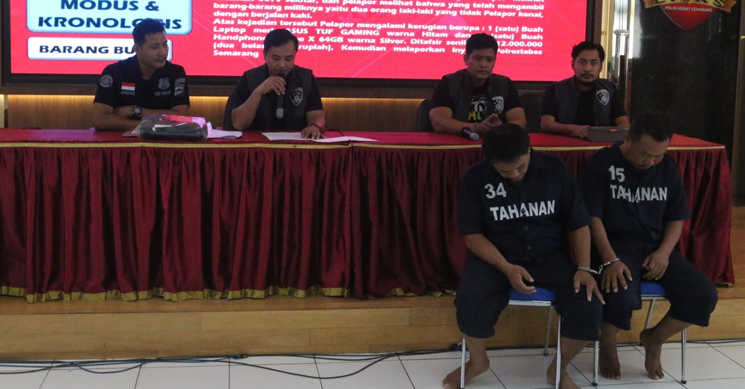 GELAR PERKARA: Dua pelaku pencurian saat dihadirkan dalam gelar perkara di Mapolrestabes Semarang, kemarin.
