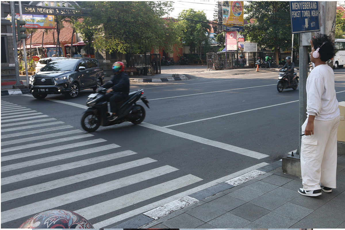 Penyeberangan jalan di Jalan Pemuda depan Balaikota Semarang dan SMA Negeri 3 Semarang saat jam sibuk. NUR CHAMIM/JAWA POS RADAR SEMARANG