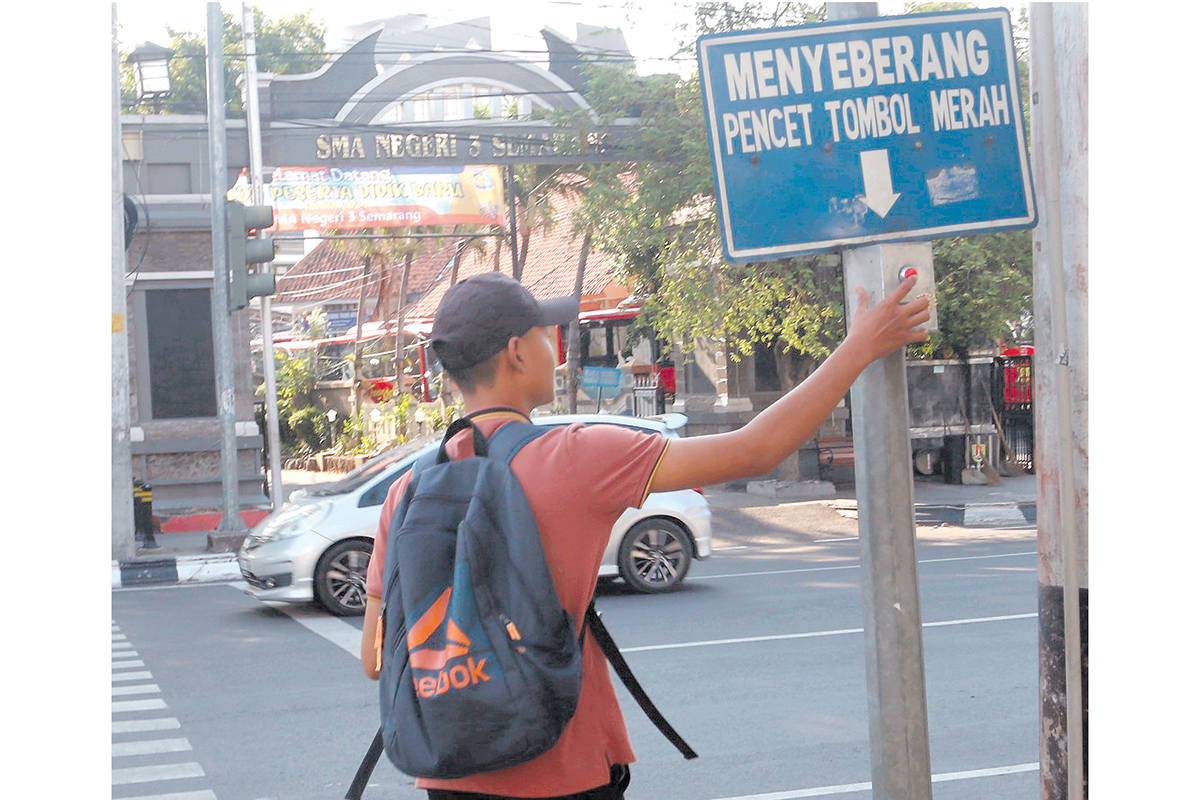 Penyeberangan jalan di Jalan Pemuda depan Balaikota Semarang dan SMA Negeri 3 Semarang saat jam sibuk. NUR CHAMIM/JAWA POS RADAR SEMARANG