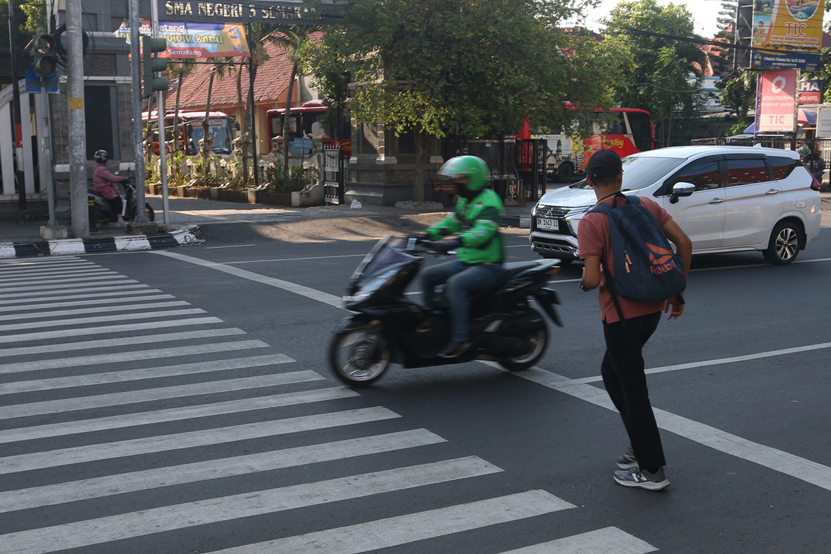 Penyeberangan jalan di Jalan Pemuda depan Balaikota Semarang dan SMA Negeri 3 Semarang saat jam sibuk. NUR CHAMIM/JAWA POS RADAR SEMARANG