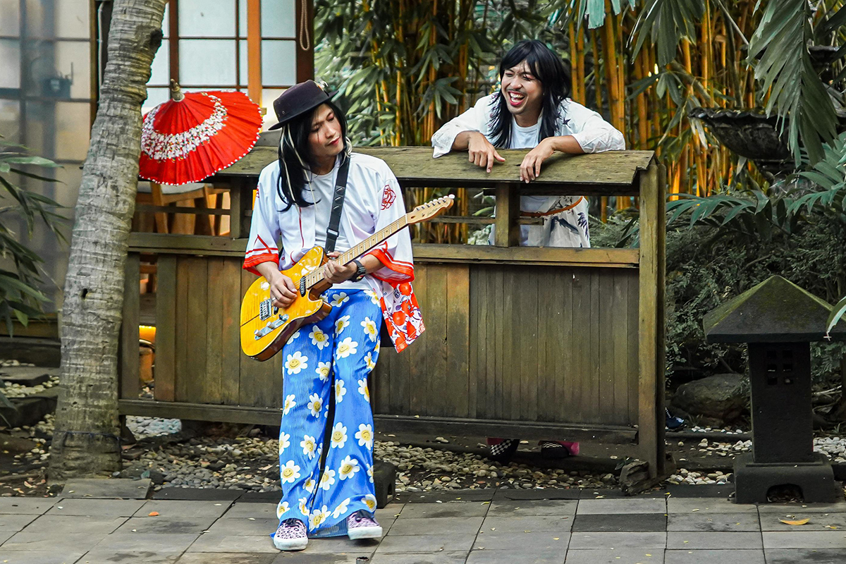 Hendra Kumbara dan Selagood, duo musisi kreatif dengan memainkan musik dan lagu dengan logat Jepang namun lirik Jawa.