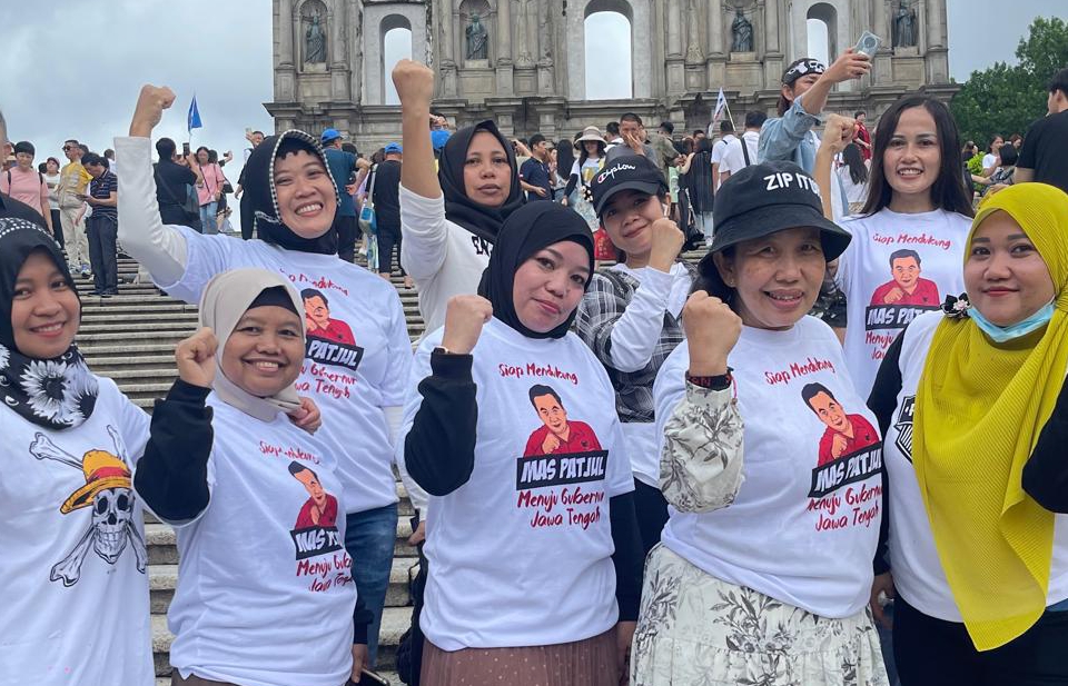 BERI DUKUNGAN : Warga Jateng di Makau mendukung Bambang Pacul maju dalam Pilgub Jateng.