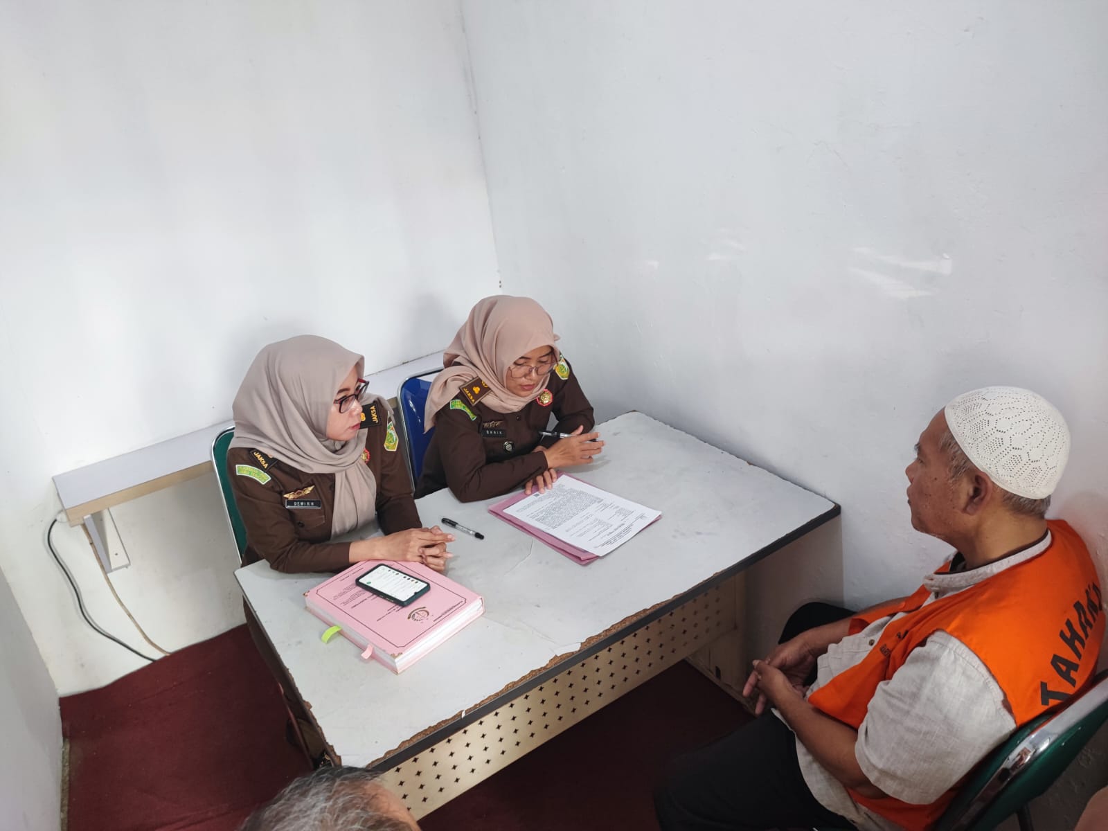 Penyidik melakukan pelimpahan tersangka dan barang bukti pada jaksa penuntut umum kasus pungli bertempat di Lapas Kedungpane Semarang, Senin (24/6/2024).