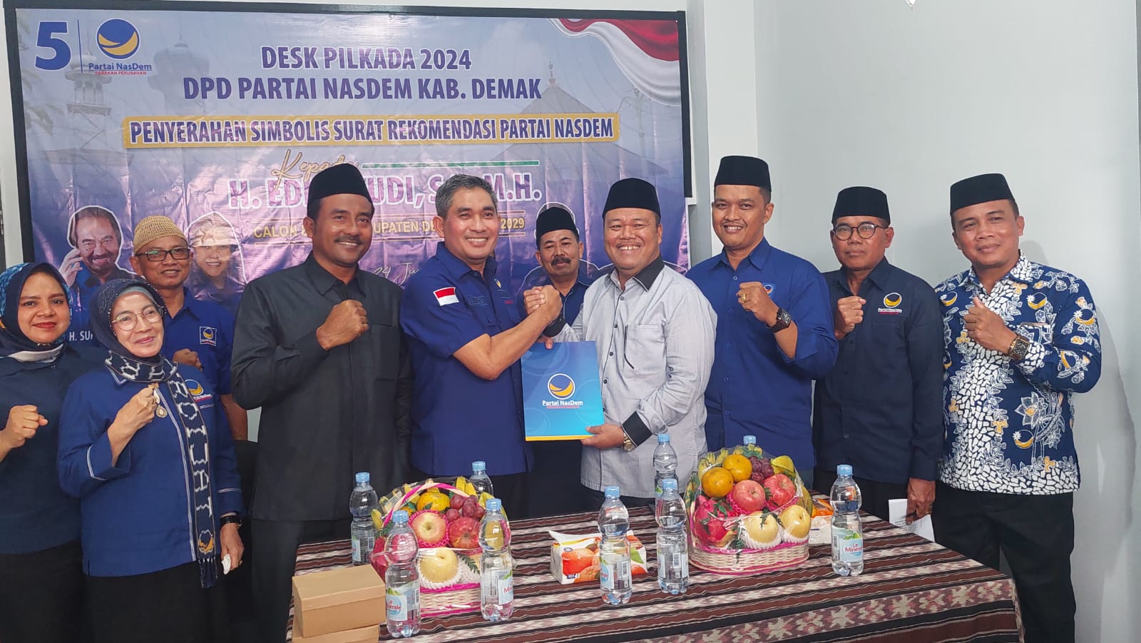 Ketua DPD Nasdem Demak Mugiyono didampingi jajaran pengurus menyerahkan surat rekomendasi kepada Edi Sayudi sebagai bacabup Demak. (Wahibpribadi)